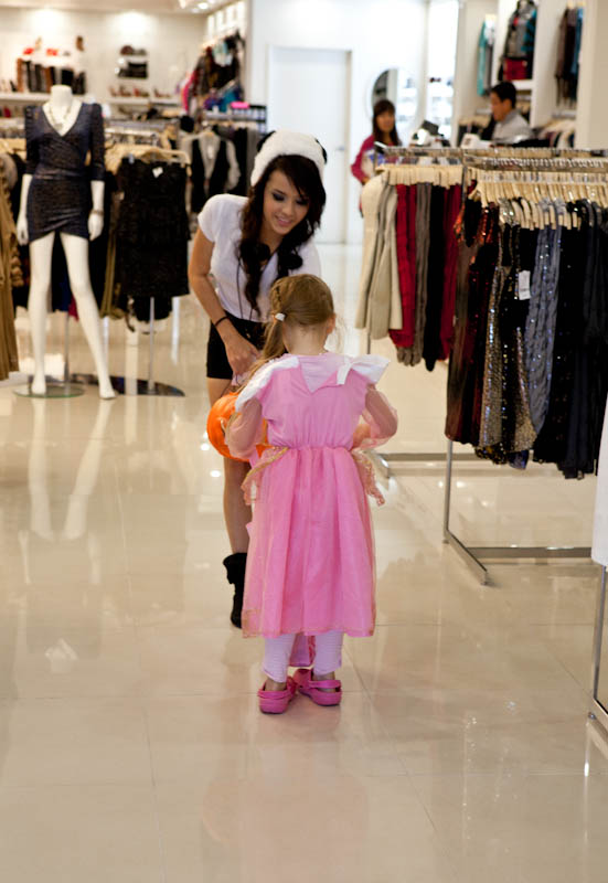 Skylar getting candy from an employee of clothing store 