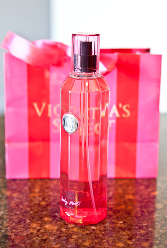 Victoria's secret pink bombshell in love perfume