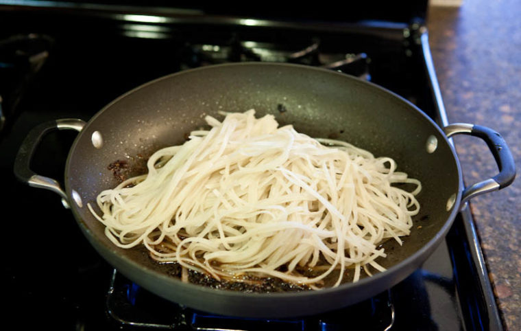 Rice noodles in pan
