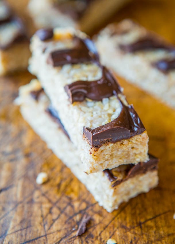 No-Bake Samoas Cookie Granola Bars (vegan, GF) - Healthy granola bars that taste like Samoas Cookies. Easy recipe at averiecooks.com
