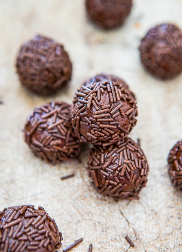 Chocolate Peanut Butter Mocha Powerballs (no-bake, vegan, gluten-free) - Easy Recipe at averiecooks.com