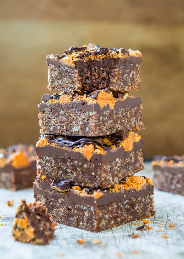 Chewy Chocolate Peanut Butter Butterfinger Bars (no-bake, GF) - Easy recipe at averiecooks.com