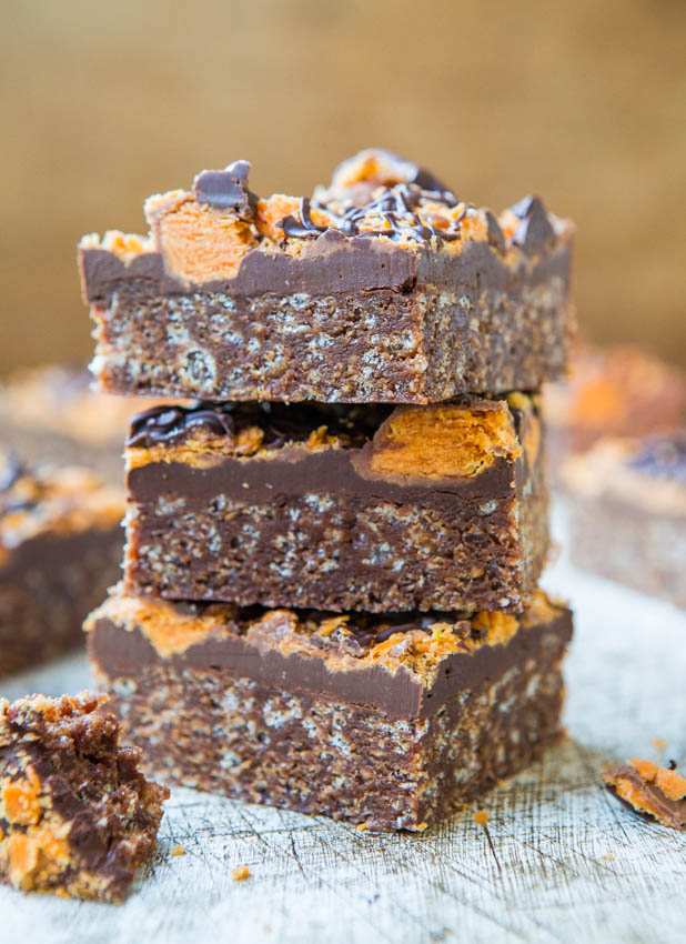 Chewy Chocolate Peanut Butter Butterfinger Bars (no-bake, GF) - Easy recipe at averiecooks.com