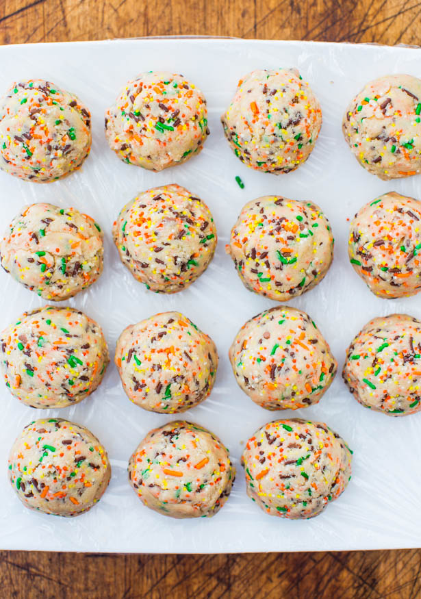 Lofthouse Soft Sugar Sprinkles Cookies - Like the real thing but with sprinkles! Easy recipe at averiecooks.com