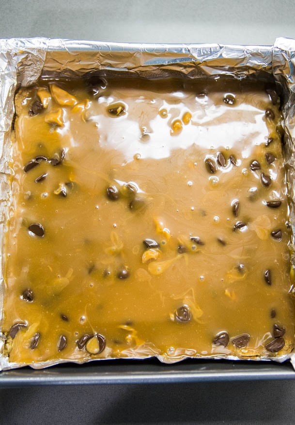 Carmelitas - For the serious caramel lover, these soft and chewy bars are dripping with caramel and stuffed with chocolate! Easy one-bowl, no-mixer recipe at averiecooks.com