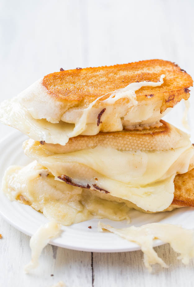 Cheese Lover's Fontina and Mozzarella Grilled Cheese Sandwich - Warm, gooey comfort food at its finest! Best & cheesiest grilled cheese ever!