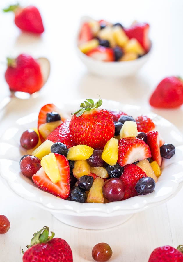 Insalata di frutta alla vaniglia - La macedonia più semplice di sempre grazie a un ingrediente segreto!  Preparalo per la tua prossima festa e guardalo scomparire!