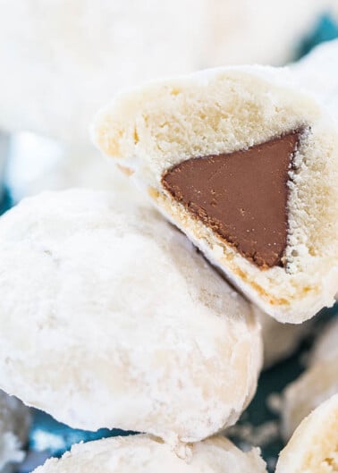 Powdered sugar-coated cookies with a chocolate center.
