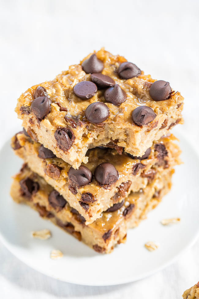 Chocolate Chip Peanut Butter Oatmeal Bars — So much better than a bowl of plain oatmeal!! Easy, portable baked oatmeal bars perfect for snacks or breakfast on-the-go!!