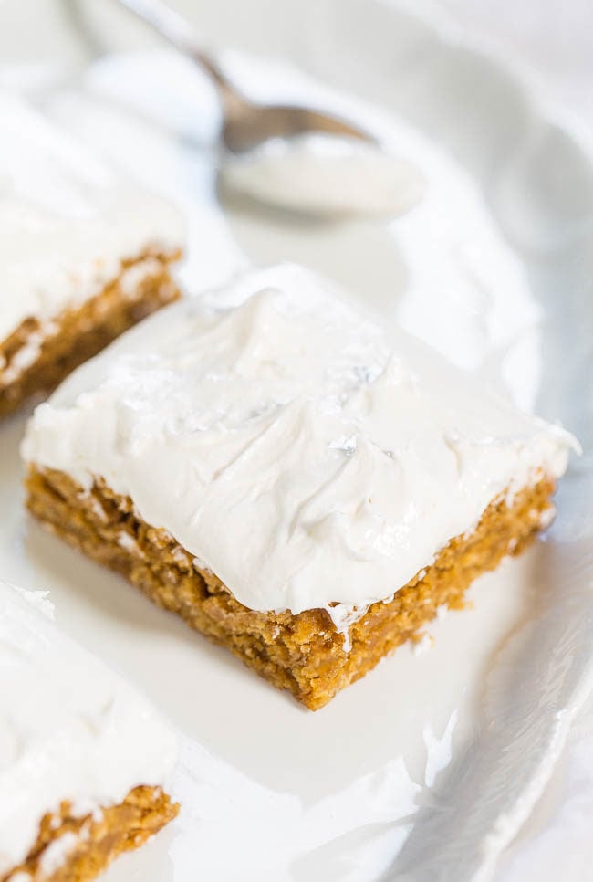 Oatmeal Creme Pie Cookie Bars (Little Debbie Copycat) -The flavor of the classic cookies turned into fast, easy, chewy bars and the frosting is beyond amazing! They're even better than original Oatmeal Creme Pies!!