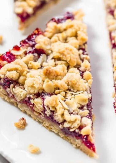 A slice of crumb-topped pie on a plate.