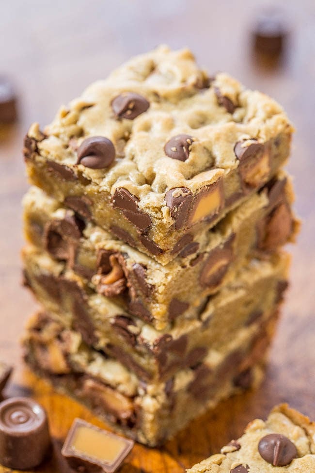 Rolo Chocolate Chip Blondies - Gooey caramel, chocolate chips, and buttery soft dough!! Easy, one-bowl, no-mixer recipe that's a guaranteed hit! Who can resist caramel and chocolate!!