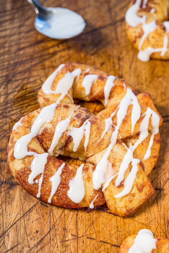 Cinnabon Soft Pretzels with Cream Cheese Glaze - A marriage of Cinnabons and Auntie Anne's in one easy treat that's ready in 15 minutes!! Soft pretzels that taste like cinnamon rolls so you don't have to choose between favorites!!