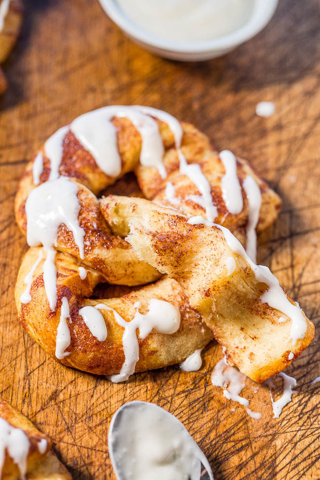 Cinnabon Soft Pretzels with Cream Cheese Glaze - A marriage of Cinnabons and Auntie Anne's in one easy treat that's ready in 15 minutes!! Soft pretzels that taste like cinnamon rolls so you don't have to choose between favorites!!