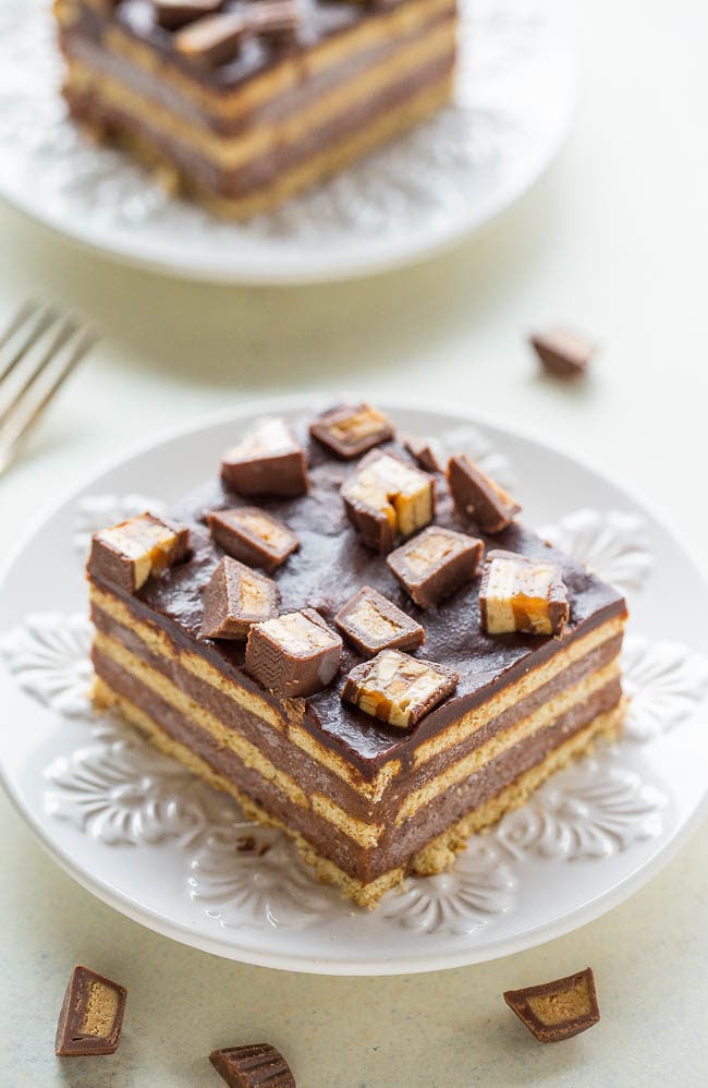 Chocolate Candy Bar Icebox Cake - Easy frozen dessert with graham crackers, chocolate pudding, whipped topping, chocolate chips, PEANUT BUTTER CUPS and SNICKERS!! Perfect for when you don't want to turn on your oven!!