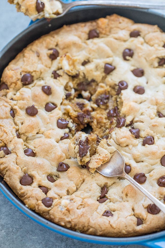  Chocolate Chip Marshmallow Skillet Cookie - Bigger is BETTER when it comes to cookies!! Soft center, chewy edges, loaded with gooey marshmallows and CHOCOLATE! Easy, no mixer recipe you must try!!