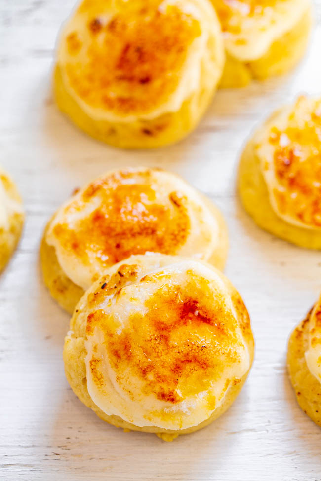Crème Brûlée Cookies - Super SOFT sugar cookies topped with tangy cream cheese frosting and caramelized sugar!! If you're a crème brûlée fan, you're going to LOVE these cookies! So many INCREDIBLE flavors and textures in every bite!!