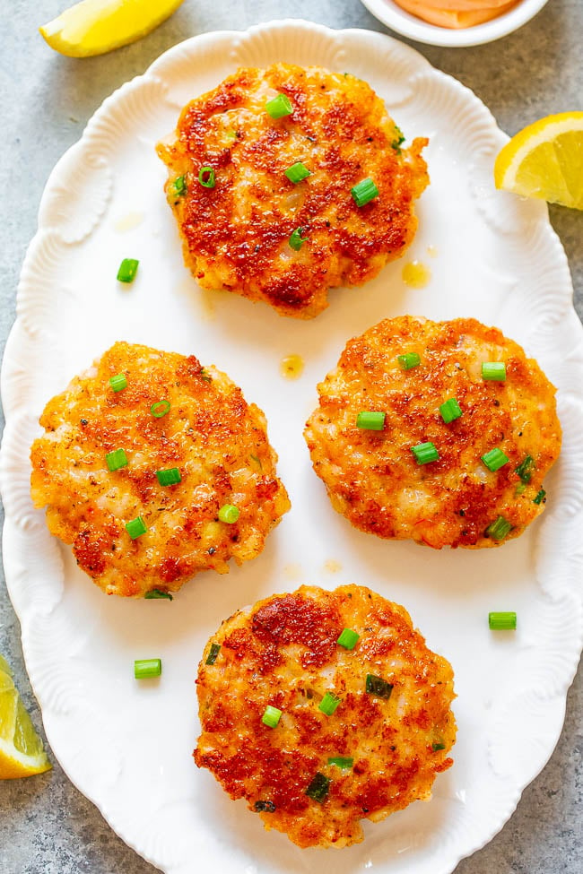 Easy Shrimp Cakes - Easy, ready in 10 minutes, and they taste better than from a fancy restaurant!! A CRISPY exterior with JUICY and tender pieces of shrimp on the inside, with spicy mayo on the side! Great as an appetizer or main course!!
