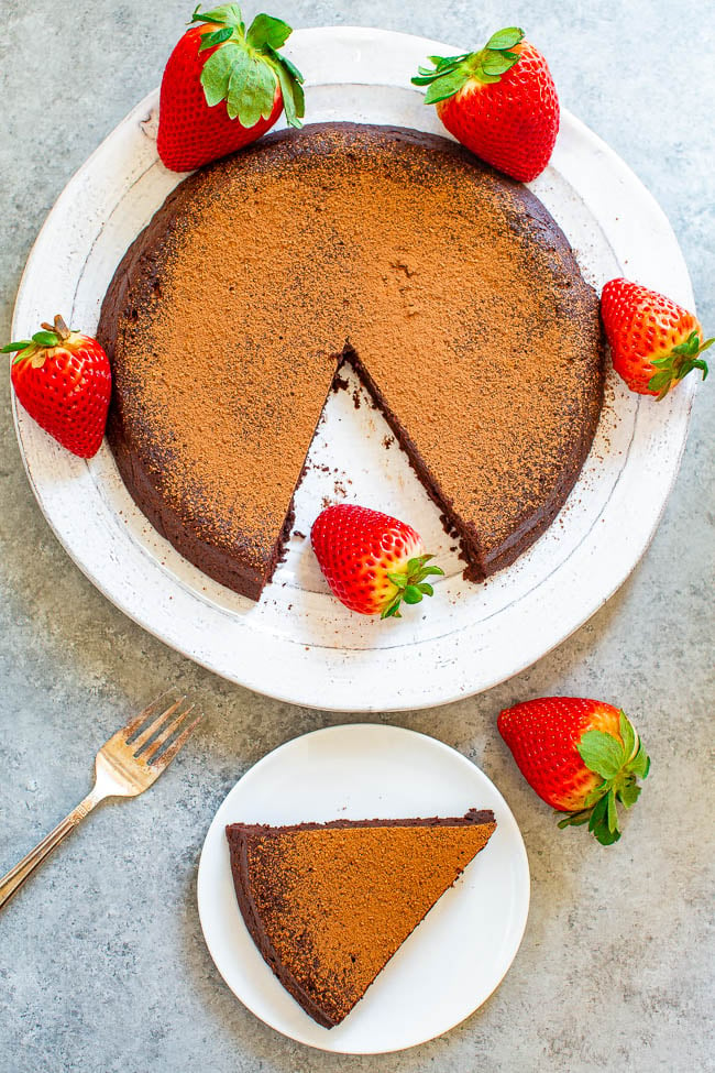 Flourless Chocolate Cake - A classy, elegant cake that's ultra rich, fudgy, and tastes better than what you'd get in a fancy restaurant and it's so EASY!! Your friends and family will think you slaved over it and be so impressed!!