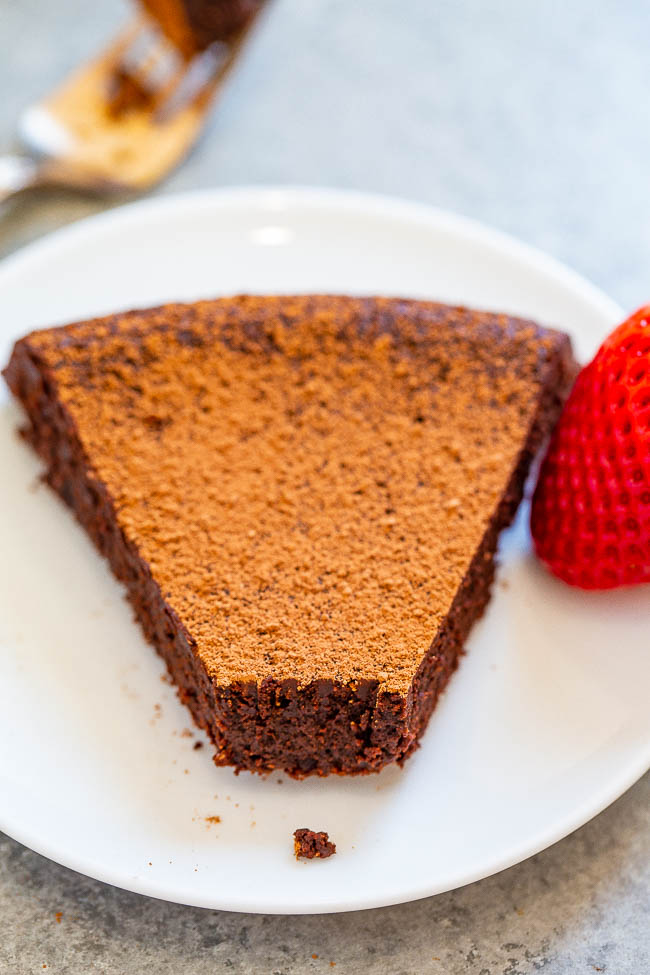 Flourless Chocolate Cake - A classy, elegant cake that's ultra rich, fudgy, and tastes better than what you'd get in a fancy restaurant and it's so EASY!! Your friends and family will think you slaved over it and be so impressed!!