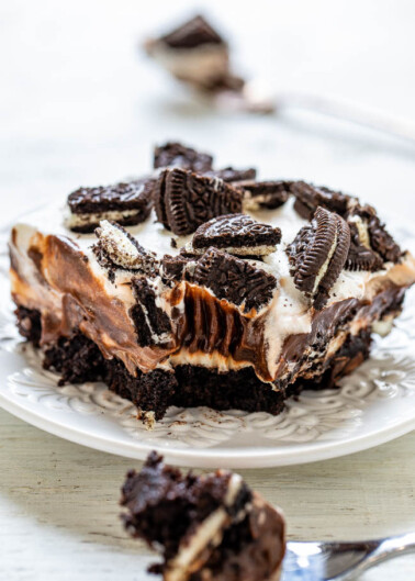 Oreo Brownie Lush - A rich and decadent dessert with fudgy brownies, cream cheese, chocolate pudding, whipped topping, and Oreo cookies!! EASY, great for parties, and it's a chocoholics dream!! 