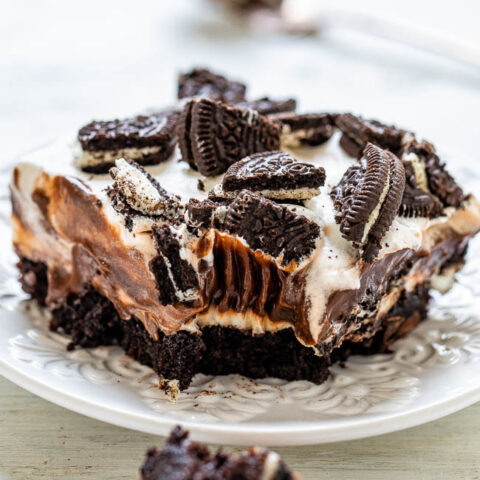 Oreo Brownie Lush - A rich and decadent dessert with fudgy brownies, cream cheese, chocolate pudding, whipped topping, and Oreo cookies!! EASY, great for parties, and it's a chocoholics dream!! 