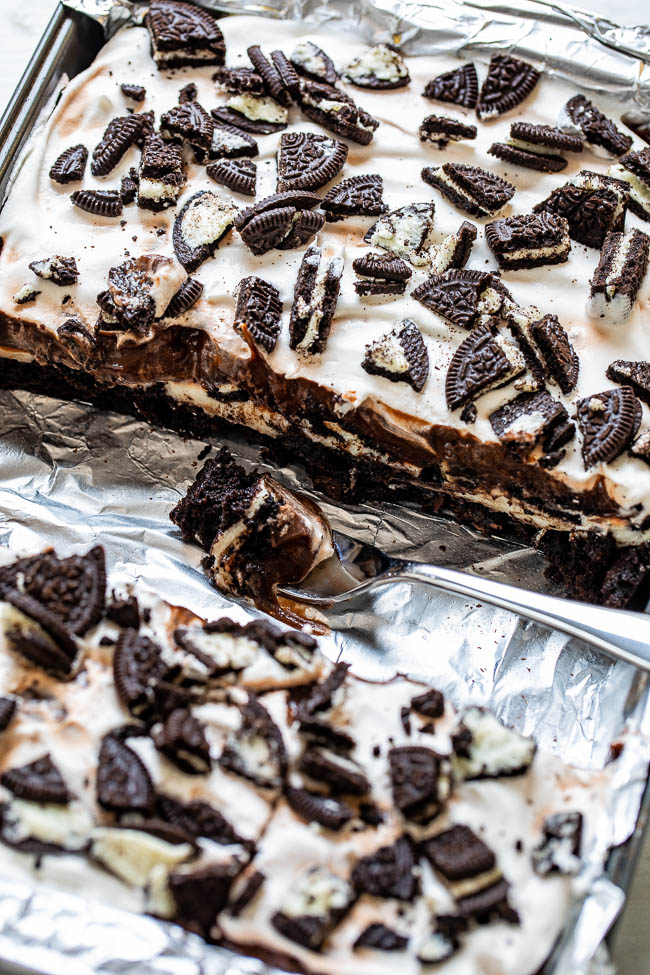 Oreo Brownie Lush — A rich and decadent brownie pudding dessert made with fudgy brownies, cream cheese, chocolate pudding, whipped topping, and Oreo cookies!! EASY, great for parties, and it's a chocoholic's dream!! 