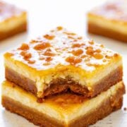 Crème Brûlée Cheesecake Bars - EASY bars that taste like crème brûlée met a cheesecake on the way to the oven with a sugar cookie crust!! Rich, sinfully decadent, and a great make-ahead dessert for parties and events!!