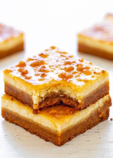 Crème Brûlée Cheesecake Bars - EASY bars that taste like crème brûlée met a cheesecake on the way to the oven with a sugar cookie crust!! Rich, sinfully decadent, and a great make-ahead dessert for parties and events!!
