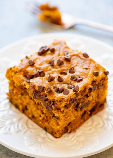 Pumpkin Chocolate Chip Cake - This soft and moist pumpkin cake is loaded with chocolate in every bite!! An EASY one-bowl fall dessert that's perfect for impromptu entertaining or anytime a pumpkin craving strikes!! 