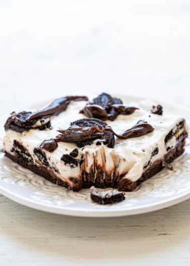 Mississippi Mud Pie Bars - An EASY, almost no-bake dessert with a chocolate chip cookie base, chocolate pudding, sweetened cream cheese, Oreos, and hot fudge!! RICH, decadent, indulgent, and a great party dessert that you can MAKE-AHEAD!!