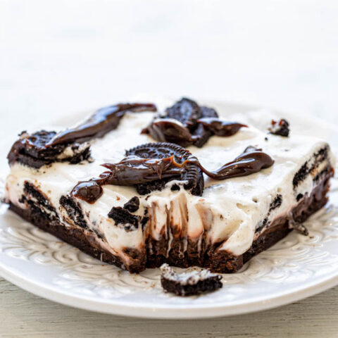 Mississippi Mud Pie Bars - An EASY, almost no-bake dessert with a chocolate chip cookie base, chocolate pudding, sweetened cream cheese, Oreos, and hot fudge!! RICH, decadent, indulgent, and a great party dessert that you can MAKE-AHEAD!!