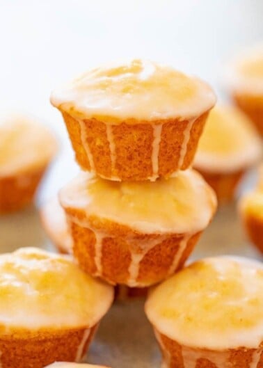 Mimosa Mini Muffins - Why settle for just drinking a mimosa when you can indulge in adorable mini muffins made with CHAMPAGNE and ORANGE JUICE!! The perfect two-bite mimosa! FAST, EASY, and perfect for brunch or get-togethers!!