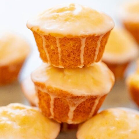Mimosa Mini Muffins - Why settle for just drinking a mimosa when you can indulge in adorable mini muffins made with CHAMPAGNE and ORANGE JUICE!! The perfect two-bite mimosa! FAST, EASY, and perfect for brunch or get-togethers!!