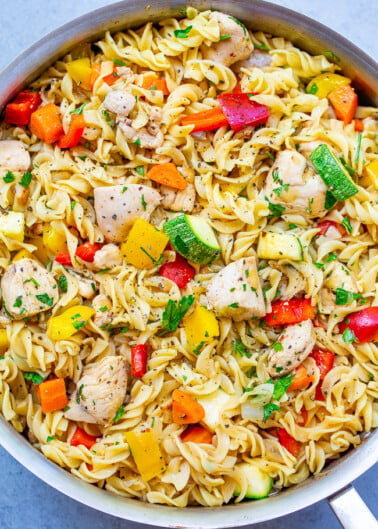 Easy Italian Chicken Pasta Salad - EASY, ready in 30 minutes, perfect for a hassle-free family meal, and makes a big batch so you can have planned leftovers!! A super FLEXIBLE recipe based on what vegetables you have on hand!!