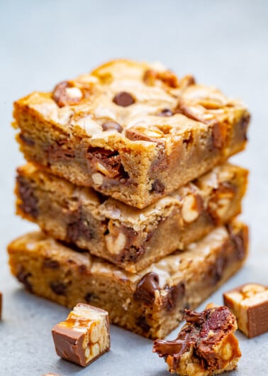Snickers Chocolate Chip Blondies - Soft, chewy, EASY no-mixer blondies made in one bowl with chunks of Snickers and chocolate in every bite!! A guaranteed family FAVORITE!!