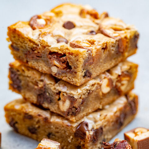 Snickers Chocolate Chip Blondies - Soft, chewy, EASY no-mixer blondies made in one bowl with chunks of Snickers and chocolate in every bite!! A guaranteed family FAVORITE!!