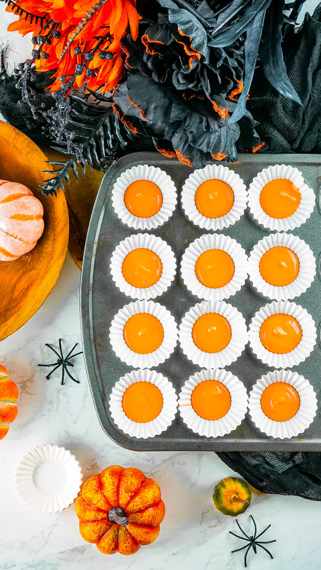 Halloween Peanut Butter Cups - Learn how to make white chocolate peanut butter cups with this EASY 5-INGREDIENT RECIPE! With festive Halloween colors, they're sure to be a hit with everyone from kids to adults alike!