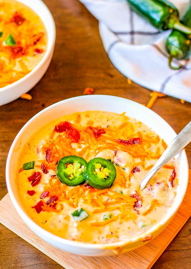 Jalapeno Popper Soup - If you like jalapeno poppers, you're going to LOVE this EASY soup that's ready in 30 minutes! Hearty, comforting, loaded with bacon, potatoes, and jalapeno in a creamy, cheesy, rich broth! The PERFECT cold weather recipe the whole family will adore!