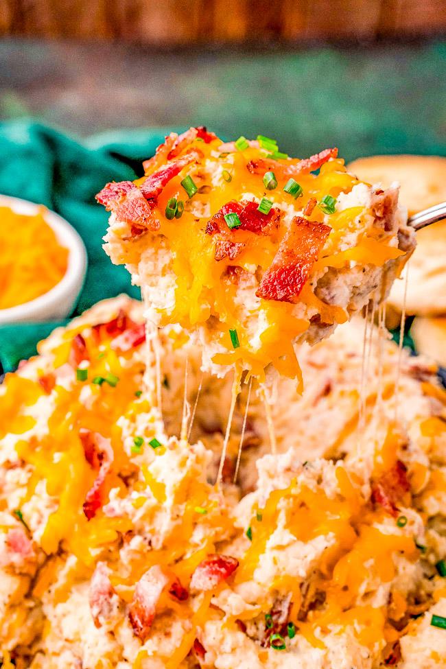 Bacon Cheddar Loaded Mashed Potatoes — If you like loaded baked potatoes, you'll LOVE these mashed potatoes with bacon, cheddar cheese, butter, sour cream, and more! A family-favorite side dish that's perfect for weeknight dinners or holiday celebrations. Irresistible, EASY comfort food! 