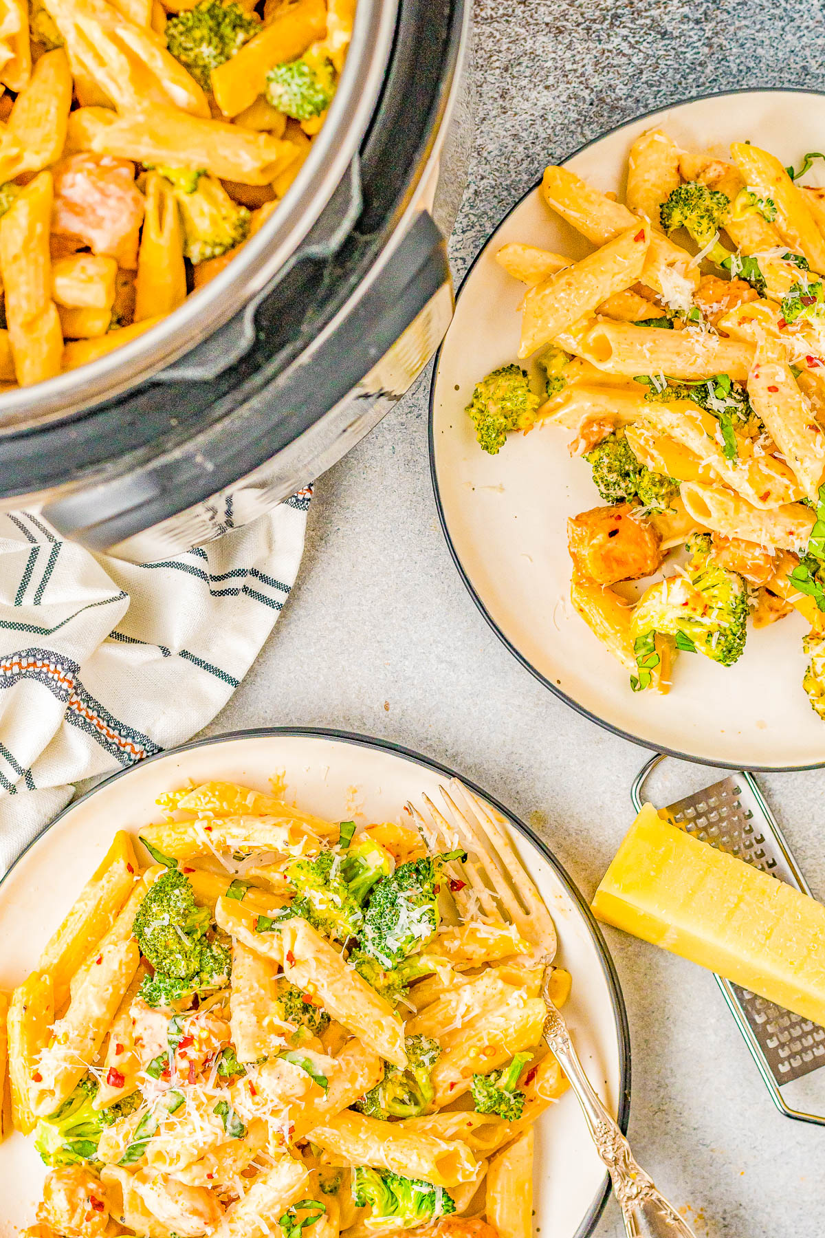 Instant Pot Chicken Broccoli Pasta - Juicy seasoned chicken with pasta and broccoli, all tossed in an AMAZING creamy cheese sauce! A family favorite EASY dinner recipe that's perfect for busy weeknights! Made in the Instant Pot in 30 minutes and stovetop cooking directions are also provided.