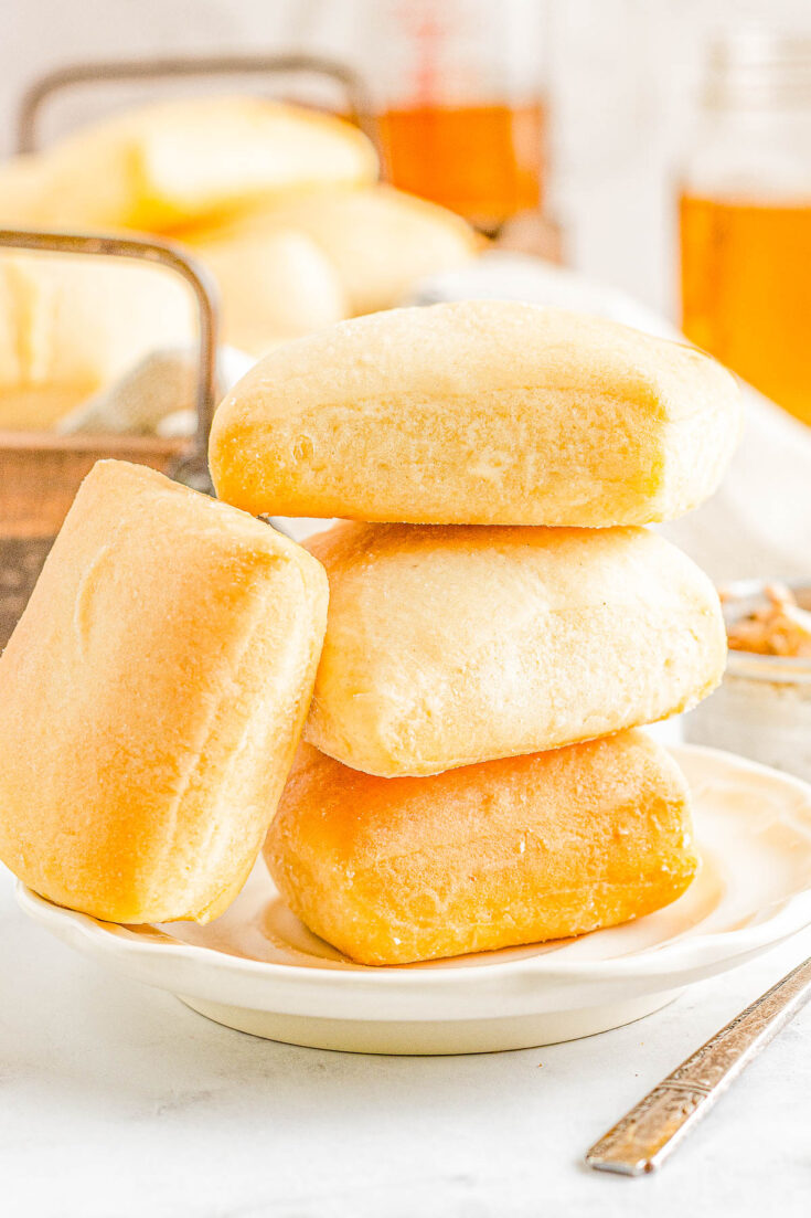Texas Roadhouse Rolls - Soft, buttery, fluffy, and light this easy COPYCAT recipe for Texas Roadhouse rolls with cinnamon honey butter is INCREDIBLE! Perfect for family gatherings, holiday meals, or anytime you're craving warm homemade dinner rolls! An approachable recipe even for those who have never made dinner rolls and are novices.