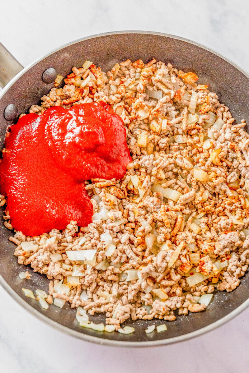 Homemade Hamburger Helper - You can kiss the store bought stuff goodbye because my homemade recipe for classic cheeseburger pasta is EASY, ready in 30 minutes, and made in ONE skillet! There's saucy cheesy pasta and juicy ground beef in every bite making this a family FAVORITE comfort food recipe. PERFECT for busy weeknights!