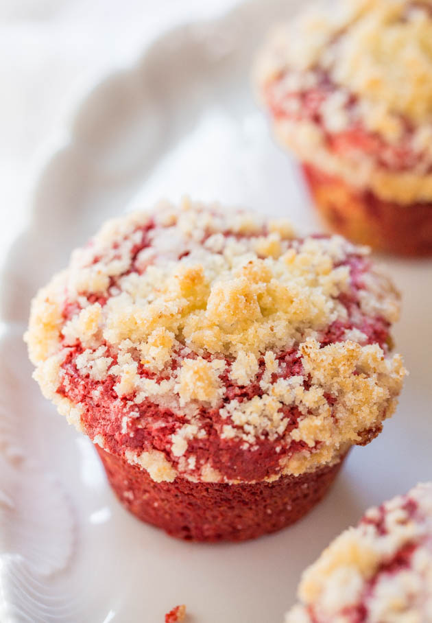 Red Velvet Cream Cheese Muffins - Cream cheese in the batter keeps the muffins so soft! The buttery crumb topping is just irresistible!!