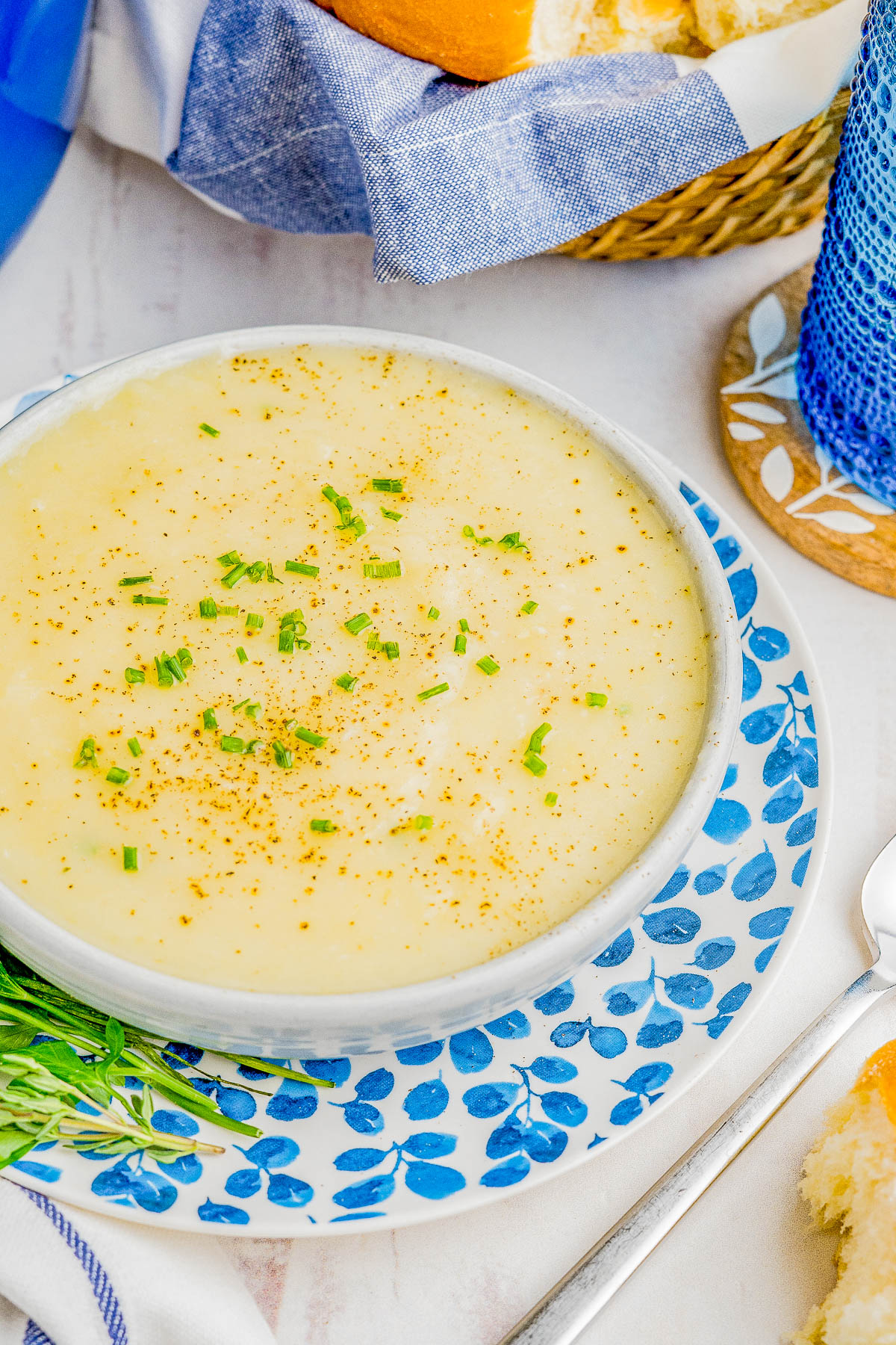 Easy Potato Leek Soup - Learn how to make this classic soup recipe that's ready in 30 minutes! Made in one pot with simple ingredients. A hearty comfort food soup that's just creamy enough without being too heavy. A crowd-favorite recipe for the BEST and EASIEST potato leek soup! 