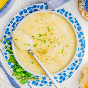 Easy Potato Leek Soup - Learn how to make this classic soup recipe that's ready in 30 minutes! Made in one pot with simple ingredients. A hearty comfort food soup that's just creamy enough without being too heavy. A crowd-favorite recipe for the BEST and EASIEST potato leek soup!