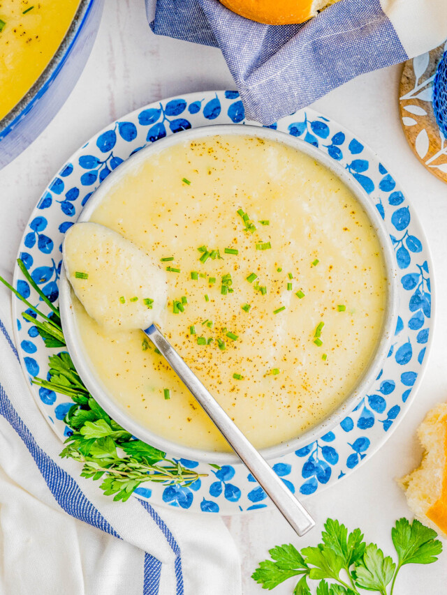 Easy Potato Leek Soup - Learn how to make this classic soup recipe that's ready in 30 minutes! Made in one pot with simple ingredients. A hearty comfort food soup that's just creamy enough without being too heavy. A crowd-favorite recipe for the BEST and EASIEST potato leek soup!