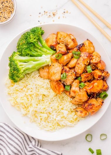 A plate of food with broccoli and rice.