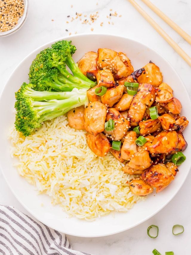A plate of food with broccoli and rice.